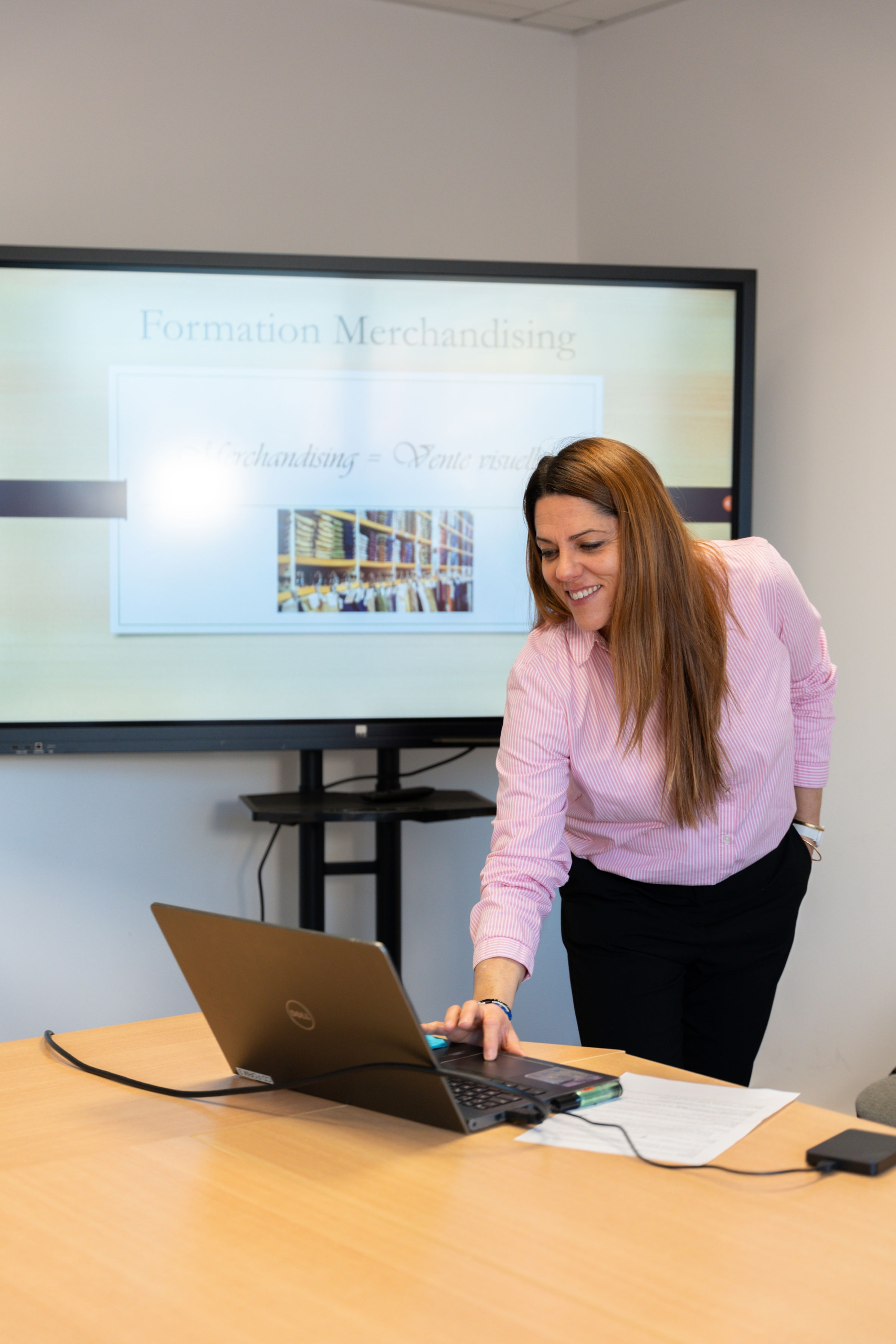 Cette image montre Monique Garcia, formatrice spécialisée en merchandising visuel, lors d’une session de formation professionnelle. Elle accompagne les entreprises dans la valorisation de leurs produits et l’optimisation de leurs espaces de vente pour stimuler la performance commerciale.